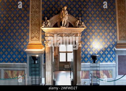 Una porta nella sala dei Gigli, sala dei Gigli con un affresco murale di Fluer de lys all'interno di Palazzo Vecchio a Firenze Foto Stock