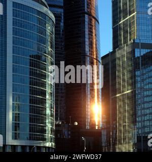 Densi edifici in piedi facciate dell'area del centro citta' di Mosca City International Business Centre grattacieli con vista frontale del tramonto da vicino Foto Stock