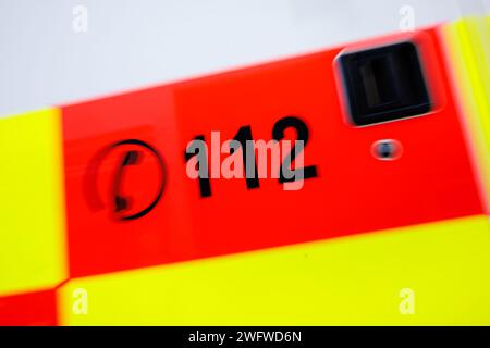 Monaco, Germania. 20 gennaio 2024. Un'ambulanza della Croce Rossa bavarese si trova in una scena d'emergenza. (Scatto con velocità dell'otturatore ridotta ed effetto zoom) credito: Matthias Balk/dpa/Alamy Live News Foto Stock