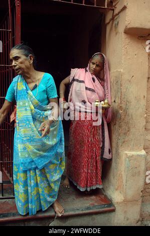 I devoti offrono Pind ai parenti morti. Pind Daan è un servizio indù in cui viene eseguito un servizio religioso per gli antenati morti. L'occasione è lunga due settimane e luoghi come Gaya (stato del Bihar) sono affollati da persone durante questo periodo. Pind significa palle rotonde di riso e farina che vengono offerte, insieme all'erba sacra kusha e ai fiori, in mezzo a un getto d'acqua e a canti di mantra del Sam veda. Le persone visitano il luogo in numeri poiché si ritiene che Gaya sia il luogo più sacro per questo rituale. Gaya, Bihar, India. Foto Stock