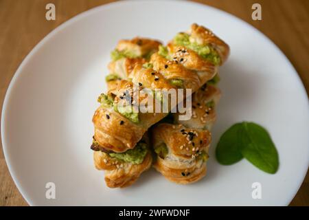 Involtini borek turchi con spinaci e formaggio sul piatto bianco. Una pasticceria tradizionale turca, il nome turco rulo borek o sigara boregi. Foto Stock