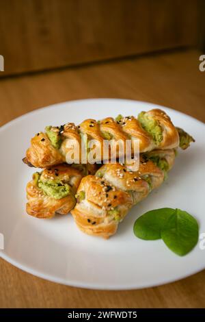 Involtini borek turchi con spinaci e formaggio sul piatto bianco. Una pasticceria tradizionale turca, il nome turco rulo borek o sigara boregi. Foto Stock