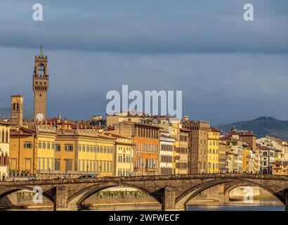 Edifici lungo il fiume Arno con la Torre di Arnolfo, il campanile di Palazzo Vecchio e il Ponte Santa Trinita, Firenze, Italia Foto Stock