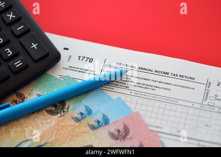 Modulo fiscale indonesiano 1770 dichiarazione dei redditi individuali e penna sul tavolo primo piano Foto Stock