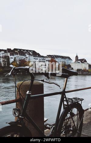 Pedala sulle rive del reno mentre attraversa Basilea in Svizzera il 18 novembre 2019 Foto Stock