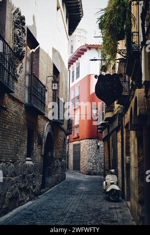 Vicolo stretto nella città di Tudela in Navarra, in Spagna, il 26 luglio 2023 Foto Stock