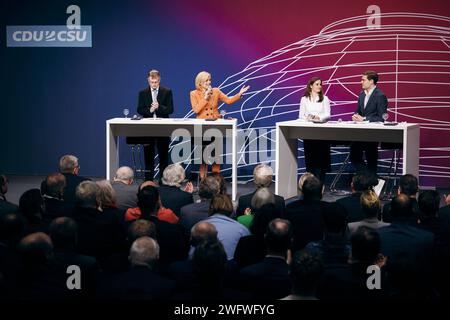 Julia Kloeckner, Bundesschatzmeisterin der CDU und Stefan Kooths, deutscher Oekonom, aufgenommen im Rahmen der Veranstaltung - Wir hoeren zu Gipfel der CDU/CSU-Fraktion i Wirtschaftswende fuer Deutschland im Deutschen Bundestag a Berlino, 01.02.2024. Berlin Deutschland *** Julia Kloeckner, tesoriere federale della CDU e Stefan Kooths, economista tedesco, registrato all'evento Wir hoeren zu Gipfel der CDU CSU Fraktion i Wirtschaftswende fuer Deutschland nel Bundestag tedesco di Berlino, 01 02 2024 Berlino Germania Copyright: XFelixxZahnx Foto Stock