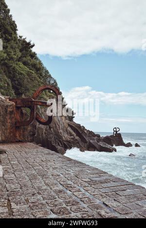 Famoso pettine del vento nella baia di San Sebastián in Spagna il 21 giugno 2021 Foto Stock