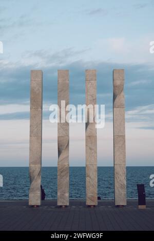 Colonne vicino al mare a Barcellona, in Spagna, il 26 maggio 2022 Foto Stock