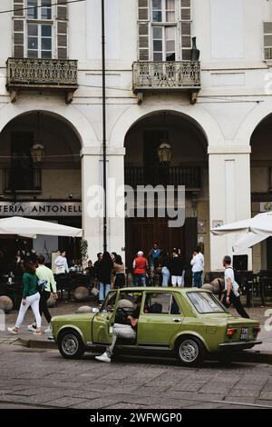 Auto vecchia parcheggiata nel centro di Torino in Italia l'8 maggio 2022 Foto Stock