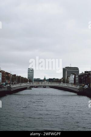 Ponte Ha'penny nel centro di Dublino, in Irlanda, il 20 novembre 2018 Foto Stock