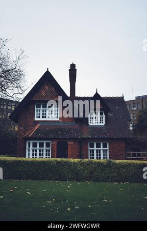 Casa solitaria nel centro di Dublino in Irlanda il 18 novembre 2018 Foto Stock