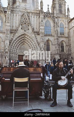 Musica dal vivo di fronte alla Cattedrale di Barcellona in Spagna il 3 marzo 2018 Foto Stock