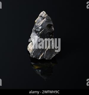 Pezzo di roccia ossidiana nera con riflesso, noto anche come vetro di drago Foto Stock