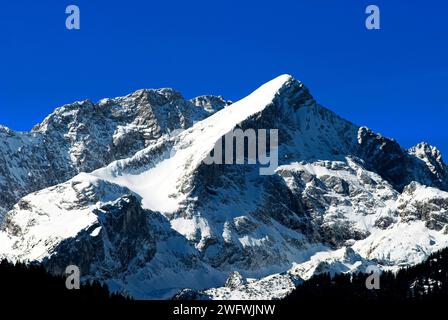 Alpspitze innevato in primavera, catena montuosa del Wetterstein, Garmisch-Partenkirchen, Baviera, Germania, Europa Foto Stock