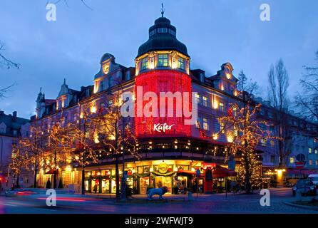 Delicatessen Feinkost Käfer in serata su Prinzregentenstraße a Monaco, Baviera, Germania, Europa Foto Stock
