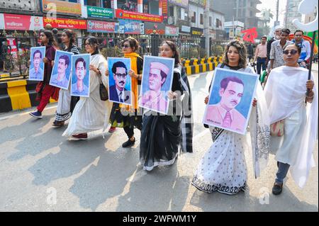 Sylhet, Bangladesh. 1 febbraio 2024. Gli attivisti culturali stanno tenendo foto di martiri linguistici presso i locali Sylhet Central Shaheed Minar. Il mese delle lingue febbraio è stato celebrato con una processione alfabetica a Sylhet. Il 1° febbraio 2024 a Sylhet, Bangladesh (Credit Image: © MD Rafayat Haque Khan/eyepix via ZUMA Press Wire) SOLO PER USO EDITORIALE! Non per USO commerciale! Foto Stock