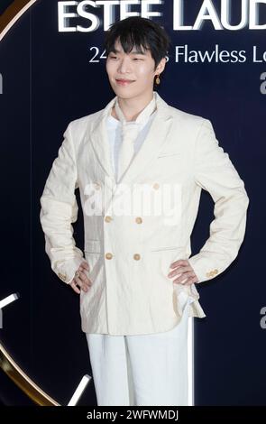 Seoul, Corea del Sud. 1 febbraio 2024. Il cantautore sudcoreano Lee Chan-hyuk, membro di K-Pop Duet AKMU, partecipa a una photocall per l'evento di apertura del negozio pop-up Double Wear Square Estee Lauder presso il Seongsu Flagship store di Seul, Corea del Sud, il 1° febbraio 2024. (Foto di: Lee Young-ho/Sipa USA) credito: SIPA USA/Alamy Live News Foto Stock