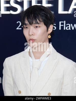 Seoul, Corea del Sud. 1 febbraio 2024. Il cantautore sudcoreano Lee Chan-hyuk, membro di K-Pop Duet AKMU, partecipa a una photocall per l'evento di apertura del negozio pop-up Double Wear Square Estee Lauder presso il Seongsu Flagship store di Seul, Corea del Sud, il 1° febbraio 2024. (Foto di: Lee Young-ho/Sipa USA) credito: SIPA USA/Alamy Live News Foto Stock