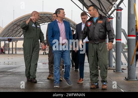 PENSACOLA, Ban. -- Naval Air Station (NAS) Pensacola Comandante ufficiale Capitano Terry 'Village' Shashaty (davanti a destra) parla con il Rep. Ronny Jackson (R-Texas) (davanti a sinistra) sulla flightline della stazione aerea a Pensacola, Florida, 24 gennaio. Jackson, un ufficiale in pensione del Navy Medical Corps, visitò la stazione aerea come parte di un tour di familiarizzazione delle installazioni militari in Florida. (Ufficiale della Marina degli Stati Uniti Foto Stock