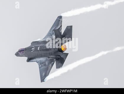 Un F-35A Lightning II della U.S. Air Force assegnato all'F-35A Lightning II Demonstration Team esegue una performance di prova aerea presso Hill Air Force base, Utah, 11 gennaio 2023. L'F-35 Demo Team esegue regolarmente voli di prova per mantenere le certificazioni di volo e per mantenere e mantenere le proprie missioni e gli standard di reclutamento dell'Air Force. Foto Stock