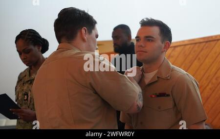 Yorktown, Virginia (30 gennaio 2024) MA3 Peyton Pankey, assegnato alla Naval Weapons Station Yorktown, è promosso a MA2 durante un evento All Hands Award Quarters presso la Nelson Chapel dell'installazione. Foto Stock