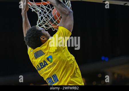 Berlino, Deutschland 01. Febbraio 2024: Basket EuroLeague - 2023/2024 - Alba Berlin vs. Valencia Basket IM Bild: Sterling Brown (Alba Berlin) beim Warmup Foto Stock