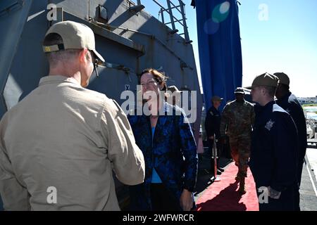 240129-N-DB801-1091 STAZIONE NAVALE MAYPORT, Ban. (29 gennaio 2024) – Heide Fulton, ambasciatore degli Stati Uniti nella Repubblica Orientale dell'Uruguay, incontra Cmdr. Cameron Ingram, ufficiale comandante del cacciatorpediniere di classe Arleigh-Burke USS Thomas Hudner (DDG 116) mentre arriva a bordo della nave per un tour alla Naval Station Mayport, 29 gennaio 2024. U.S. Naval Forces Southern Command/U.S. 4th Fleet è il partner marittimo di fiducia per le forze marittime dei Caraibi, del Centro e del Sud America che portano a una maggiore unità, sicurezza e stabilità. Foto Stock