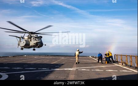 Un CH-53E Super Stallion, Unito all'Helicopter Mine Countermeasures Squadron (HM) 15, atterra sul ponte di volo della nave da sbarco classe Whidbey Island USS Gunston Hall (LSD 44) durante le qualifiche di atterraggio in coperta, nell'Oceano Atlantico, il 26 gennaio 2024. Steadfast Defender 2024, il più grande esercizio della NATO da decenni, dimostrerà la capacità della NATO di dispiegare rapidamente forze da tutta l’Alleanza per rafforzare la difesa dell’Europa. Foto Stock