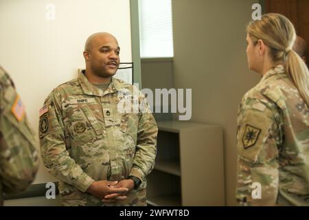 Melissa Adamski, comandante del Military Intelligence Readiness Command, presenta una moneta al Sgt. 1st Class Rick Snipe, 323rd Military Intelligence Battalion Headquarters and Headquarters Company First Sergeant. Il Sgt. 1st Class Rick Snipe ricevette una moneta di comando per i suoi eccezionali sforzi di supporto ai soldati e la mobilitazione delle unità a Fort George G. Meade, Md., 20 gennaio 2024. Foto Stock