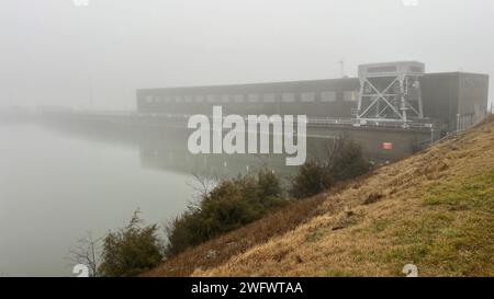 Questa è la diga Old Hickory nella nebbia la mattina presto 25 gennaio 2024, sul fiume Cumberland a Hendersonville, Tennessee. Foto Stock