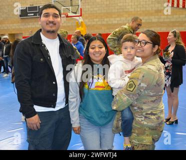 Il capitano Jonathan Edwards, Charlie Company, comandante del 98th Signal Battalion, e il 1SG Dae min, Charlie Co., 98th Sig bn primo sergente, si unirono ai loro soldati alla Paige Field House a Camp Pendleton il 6 gennaio 2024, per condurre una cerimonia di spiegamento con le famiglie che venivano a sostenere i loro soldati. In base a un ordine esecutivo presidenziale, alla Charlie Company, 98th Expeditionary Signal Battalion, fu ordinato di svolgere un servizio attivo federale a sostegno dell'operazione Inherent Resolve, inviandoli in Medio Oriente. Col. (P) Marlene Markotan, 335th Signal Command vice comandante, col. Patrick Hughes, 505th S Foto Stock