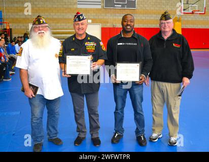 Il capitano Jonathan Edwards, Charlie Company, comandante del 98th Signal Battalion, e il 1SG Dae min, Charlie Co., 98th Sig bn primo sergente, si unirono ai loro soldati alla Paige Field House a Camp Pendleton il 6 gennaio 2024, per condurre una cerimonia di spiegamento con le famiglie che venivano a sostenere i loro soldati. Lo staff Sgt. Andre Seville, controllore finanziario della GKN Additive, e Tim Kirk, comandante del Veterans of Foreign Wars Post 1924, sono stati riconosciuti con lettere di apprezzamento. In base a un ordine esecutivo presidenziale, Charlie Company, 98th Expeditionary Signal Battalion, fu ordinato a fede Foto Stock