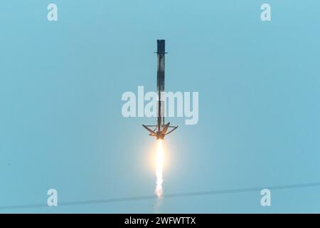 Un Falcon 9 atterra nella Landing zone 1 (LZ-1) alla Cape Canaveral Space Force Station, Florida, 18 gennaio 2024. L'equipaggio di Axiom-3 condurrà più di 30 esperimenti scientifici e dimostrazioni incentrate sulla fisiologia umana e sui progressi tecnologici industriali. Foto Stock