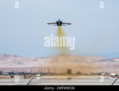 I Blue Angels stanno attualmente conducendo un addestramento invernale presso la Naval Air Facility (NAF) di El Centro, in California, in preparazione della prossima stagione degli spettacoli aerei del 2024. Foto Stock