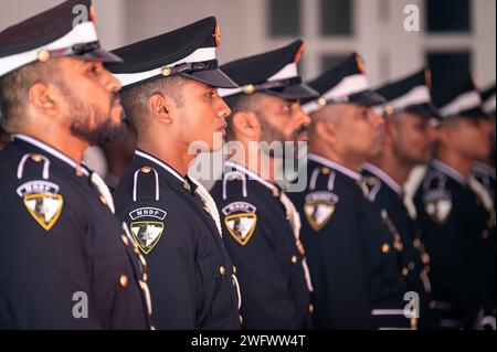 I membri delle Maldive National Defence Forces (MNDF) sono all'attenzione durante una cerimonia d'onore per l'ammiraglio John C. Aquilino, comandante dell'US Indo-Pacific Command, presso il quartier generale dell'MNDF a Malé, Maldive, il 21 gennaio 2024. La visita ha sottolineato la dedizione di USINDOPACOM a promuovere la cooperazione e a rafforzare il partenariato tra le due nazioni. L'USINDOPACOM si impegna a rafforzare la stabilità nella regione indo-Pacifico promuovendo la cooperazione in materia di sicurezza, incoraggiando lo sviluppo pacifico, rispondendo alle contingenze, scoraggiando l'aggressione e, se necessario, lottando per vincere. Foto Stock