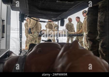 I membri del 911th Aeromedical Evacuation Squadron e Aeromedical staging Squadron trasportano un paziente su una lettiera al largo di un C-17 Globemaster presso la Pittsburgh International Airport Air Reserve Station, Pennsylvania, 6 gennaio 2024. Steel Airmen con esperienza medica ha eseguito un esercizio di trasporto dei pazienti sulla linea aerea ARS di Pittsburgh IAP. Foto Stock