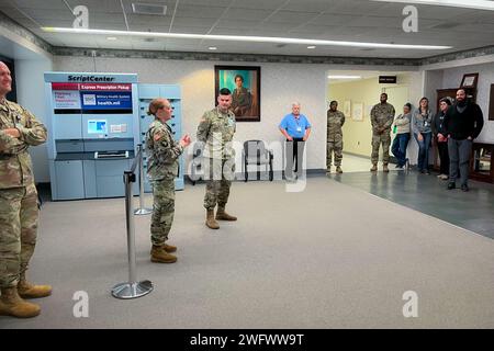 Il Blanchfield Army Community Hospital ha augurato il meglio al capitano Nathan Suber, capo della divisione Patient Administration DI BACH, prima di essere dispiegato in Europa occidentale a sostegno delle operazioni in corso. Foto Stock