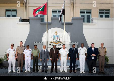 Ministro della difesa delle Maldive Ghassan Maumoon, Capo della difesa delle Maldive tenente generale Abdul Raheem, Ambasciatore degli Stati Uniti alle Maldive Hugo Yon, Comandante dell'Indo-Pacific Command Adm. John C. Aquilino, e gli alti militari e il personale fanno una foto al quartier generale delle forze di difesa nazionali delle Maldive a Malé, Maldive, il 21 gennaio 2024. La visita ha sottolineato la dedizione di USINDOPACOM a promuovere la cooperazione e a rafforzare il partenariato tra le due nazioni. USINDOPACOM si impegna a rafforzare la stabilità nella regione Indo-Pacifico promuovendo la cooperazione in materia di sicurezza, incoraggiando lo sviluppo pacifico Foto Stock