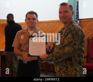 Yorktown, Virginia (30 gennaio 2024) MA3 Peyton Pankey, assegnato alla Naval Weapons Station Yorktown, è promosso a MA2 durante un evento All Hands Award Quarters presso la Nelson Chapel dell'installazione. Foto Stock