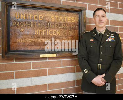 Il tenente colonnello Andrew Wagner, il decimo USPFO per il Nevada dalla conclusione della seconda guerra mondiale, prende tempo per una foto il 17 gennaio 2024, accanto ai cimeli salvati dal tenente colonnello Michael Norton come primo USPFO per il Nevada dopo il conflitto globale. Wagner, aviatore dell'esercito di lunga data, è destinato a succedere al colonnello Mary Devine come USPFO venerdì 19 gennaio 2024. Devine è destinato a diventare il Capo di Stato maggiore dell'aiutante generale maggiore Ondra Berry. Foto Stock