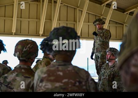 I soldati dell'esercito degli Stati Uniti assegnati alla 173rd Airborne Brigade ricevono un briefing pre-jump presso Aviano Air base, Italia, 11 gennaio 2024. La 173rd Airborne Brigade è stata costituita nel 1917 come forza di risposta di emergenza dell'esercito degli Stati Uniti in Europa, Africa e Central Commands aree di responsabilità. Foto Stock