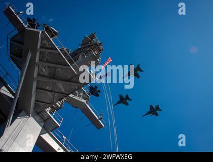 240116-N-TD381-1184 IN MARE (16 gennaio 2024) velivoli assegnati alla portaerei della classe Nimitz USS Carl Vinson (CVN 70) eseguono un volo durante un esercizio trilaterale, 16 gennaio. L'esercitazione permise alle forze marittime del Giappone, della Repubblica di Corea e degli Stati Uniti di addestrarsi insieme per migliorare il coordinamento sulla consapevolezza del dominio marittimo e su altri interessi di sicurezza condivisi. La Vinson, ammiraglia del Carrier Strike Group ONE, è dispiegata nell'area operativa della settima flotta degli Stati Uniti a sostegno di una Indo-Pacifico libera e aperta. Foto Stock