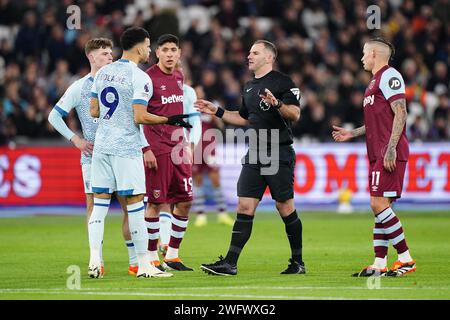 L'arbitro Tim Robinson (centro) parla con Dominic Solanke di Bournemouth (sinistra) dopo che il suo primo gol della partita è stato dato dopo un controllo VAR durante la partita di Premier League al London Stadium di Londra. Data immagine: Giovedì 1 febbraio 2024. Foto Stock