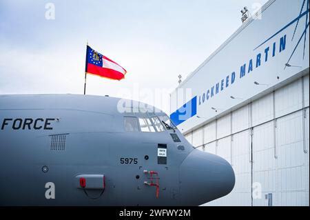 Il 165th Airlift Wing (AW), il primo C-130J Super Hercules della Georgia Air National Guard, coda numero 5975, è messo in scena di fronte a un hangar Lockheed Martin a Marietta, 22 gennaio 2024 per una cerimonia di consegna. Il 165 AW ha ricevuto il primo dei suoi otto C-130J-30 Super Hercules aerei da trasporto tattico durante una cerimonia commemorativa di una nuova era nelle operazioni Hercules per lo stormo. Foto Stock