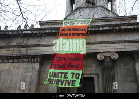 Un grande striscione è appeso alla St Pancras New Church nel centro di Londra. Gli attivisti per il cambiamento climatico chiedono la fine dei combustibili fossili. Foto Stock