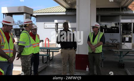 Il maggiore generale William "Butch" Graham U.S. Army Corps of Engineers, quartier generale Vice Comandante generale, riceve aggiornamenti sulla missione di recupero degli incendi durante una visita in loco nelle aree colpite a Lahaina, Hawaii, 10 gennaio. L'USACE sta gestendo il programma di rimozione dei detriti a sostegno della Contea di Maui, lo stato delle Hawaii e dell'Agenzia federale di gestione delle emergenze della FEMA. Foto Stock