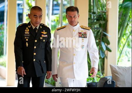 John C. Aquilino, Comandante del comando Indo-Pacifico degli Stati Uniti, parla con il generale Chalermphon Srisawasdi, ex capo della difesa delle forze armate tailandesi (RTARF), prima di una cerimonia per presentargli la Legion of Merit a Bangkok il 18 gennaio 2024. La Legion of Merit è il più alto riconoscimento che gli Stati Uniti possono conferire a un leader straniero; è riservata a individui che hanno mostrato una condotta eccezionalmente meritoria nell'esecuzione di servizi eccezionali. L'USINDOPACOM si impegna a rafforzare la stabilità nella regione Indo-Pacifico promuovendo la cooperazione in materia di sicurezza, incoraggiando lo sviluppo pacifico Foto Stock