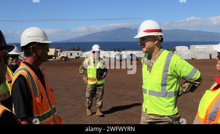 Il maggiore generale William "Butch" Graham, U.S. Army Corps of Engineers, Headquarters Deputy Commanding Gen., visita il cantiere della scuola temporanea a Lahaina, Hawaii, 10 gennaio. La scuola servirà come centro di istruzione principale temporaneo per gli studenti colpiti dopo la perdita della King Kamehameha III Elementary School negli incendi dell'8 agosto. Foto Stock