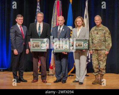 Brian Feeney, chimico di ricerca Dr. Alan Samuels e tossicologo di ricerca Dr. Jennifer Sekowski hanno ricevuto il 2023 Major General Harold J. Greene Award for Acquisition Writing durante la cerimonia annuale di acquisizione dell'esercito tenutasi al Pentagono il 9 gennaio 2024. I premi sono stati conferiti dall'onorevole Douglas R. Bush, Assistente Segretario dell'Esercito per l'acquisizione, la logistica e la tecnologia, e dal tenente generale Robert M. Collins, Vice principale militare dell'ASA (ALT). Foto Stock